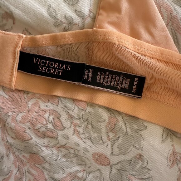 Victoria's Secret Bombshell Bra [34B] - Picture 3 of 4